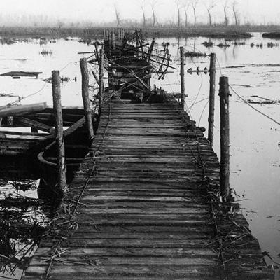 Fußbrücke über die geflutete Flache von der Yzer