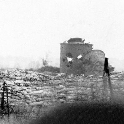 Les anciens réservoirs à pétrole.