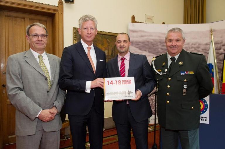 L'équipe du livre avec le ministre (de gauche à droite: le major Rob Troubleyn, le premier sergent-chef Malek Azoug et l'adjudant Patrick Brion).