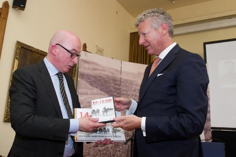 Defensieminister Pieter De Crem overhandigt een exemplaar van het boek en de film ‘Een klein leger in de Groote Oorlog’ aan de burgemeester van Dendermonde, Piet Buyse. Defensieminister Pieter De Crem overhandigt een exemplaar van het boek en de film ‘Een klein leger in de Groote Oorlog’ aan de burgemeester van Dendermonde, Piet Buyse.